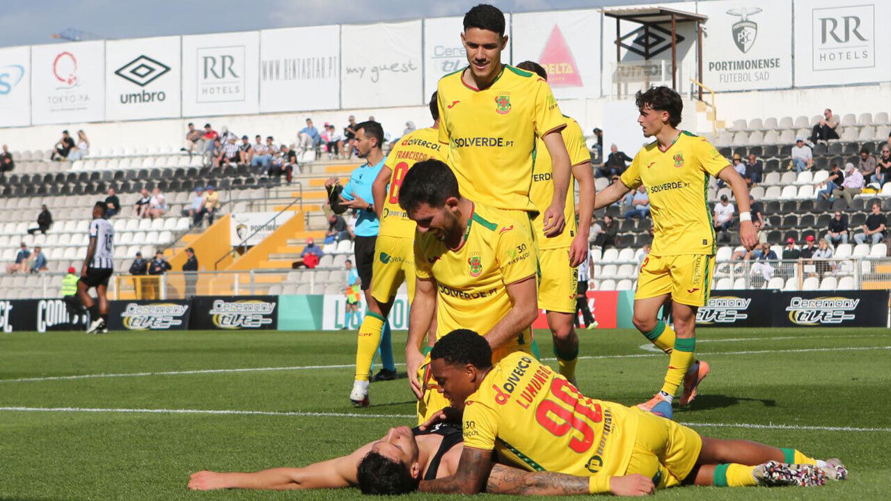 Jogadores do Paços de Ferreira a celebrar 