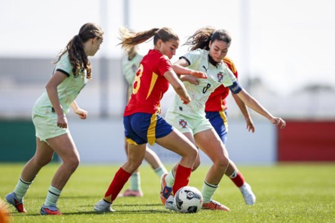 Seleção feminina sub-17 empatou sem golos com Espanha