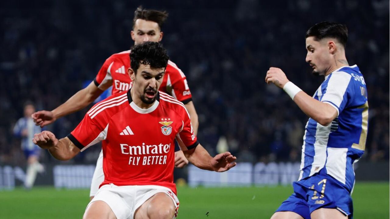 Disputa de bola no duelo entre FC Porto e Benfica