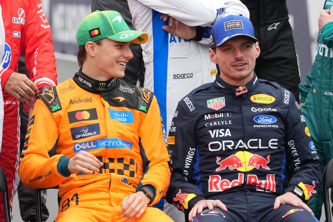 Max Verstappen com Isack Hadjar, colega da Red Bull
