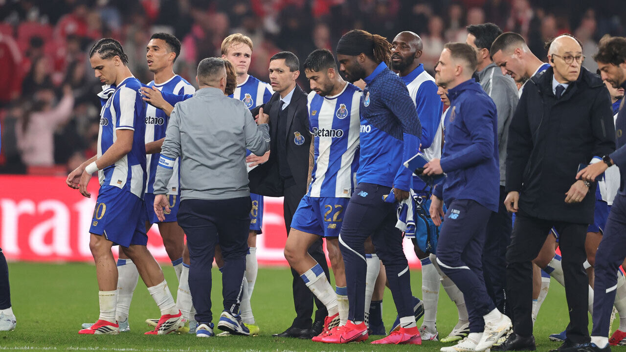 Jardel (de costas), o roupeiro do FC Porto, junto com a equipa na Luz