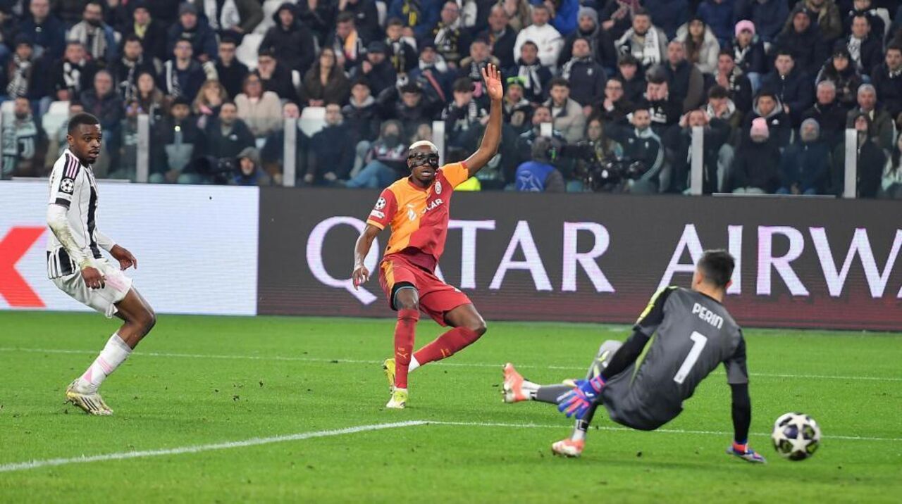 Osimhen joga no Galatasaray contra Liverpool, com atenção de Arne Slot