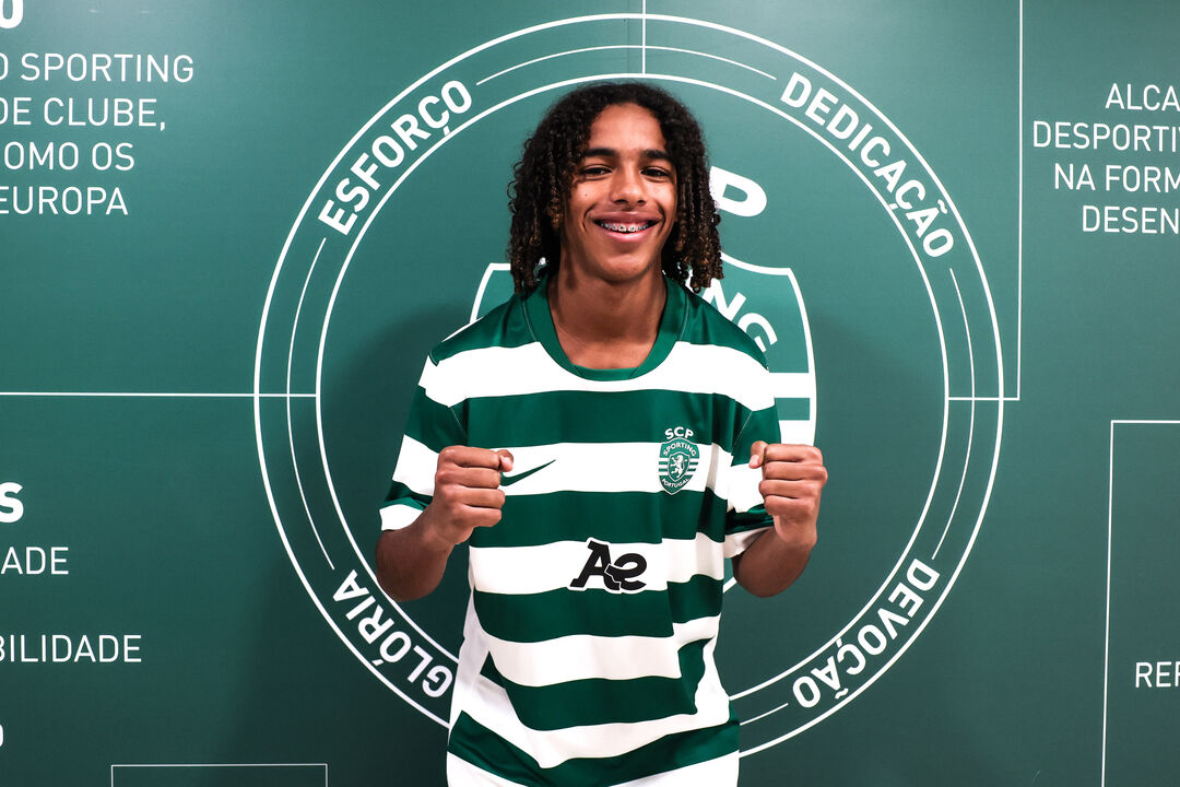 Dinis Oliveira assina contrato de formação com o Sporting