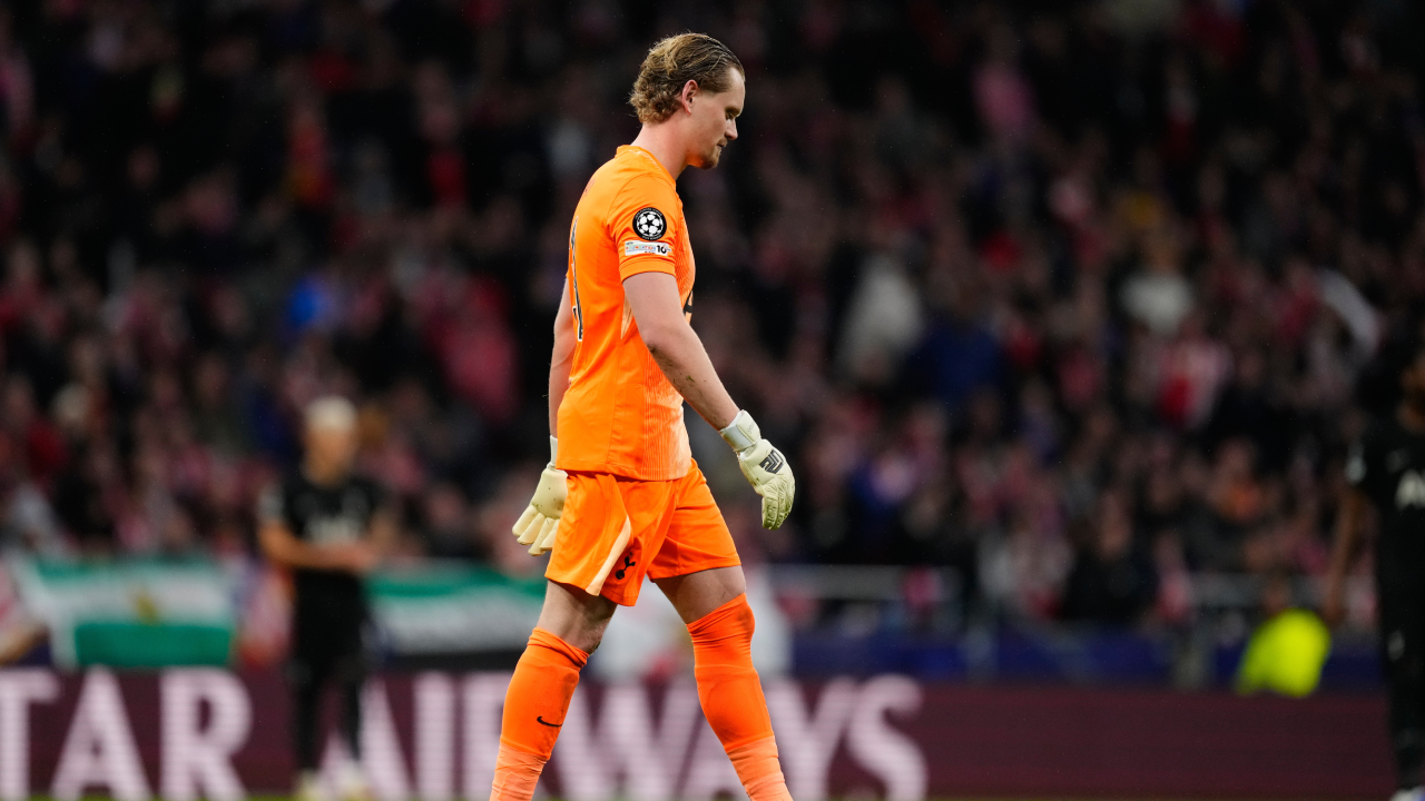 Antonín Kinsky cabisbaixo ao ser substituído aos 17 minutos de jogo