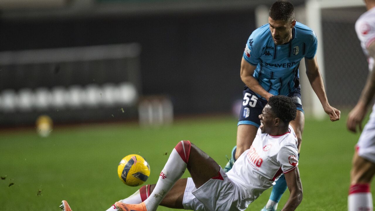 Jogadores em disputa durante jogo; clubes reclamam verbas da UEFA