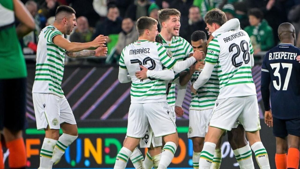 Ferencváros comemora golo contra equipa adversária na Liga Europa