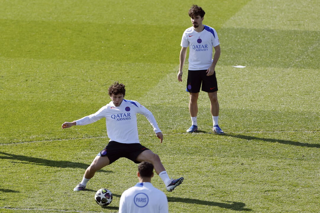 João Neves e Vitinha convocados para jogo com o Chelsea