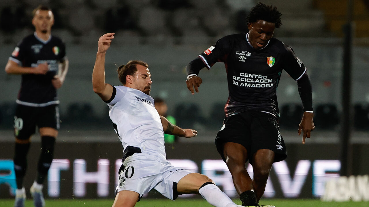 Eddy Doué em ação contra o V. Guimarães