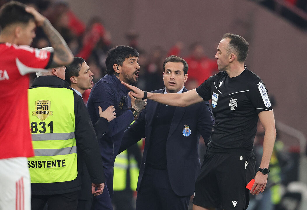 Lucho González, adjunto do FC Porto, foi expulso no clássico