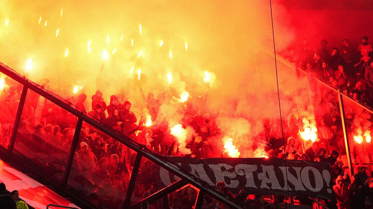 Os adeptos nas bancadas no decorrer do Ajax-Benfica