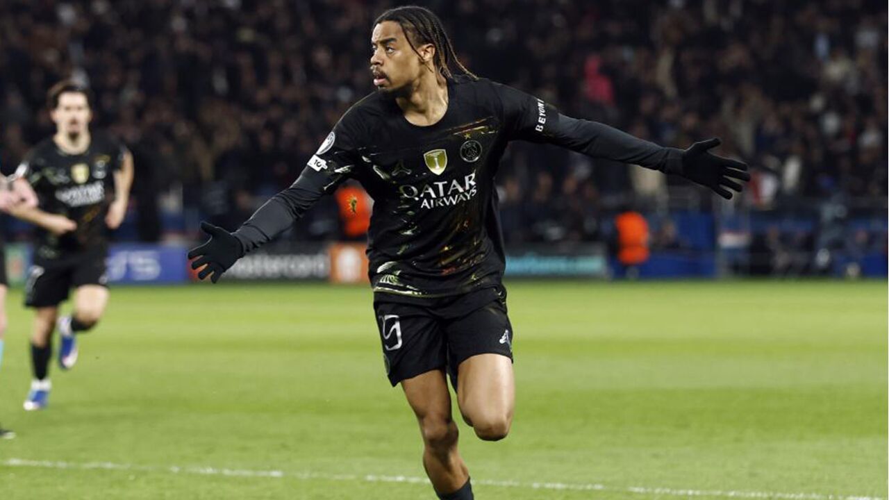 Barcola festeja o golo marcado ao Chelsea