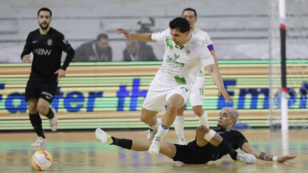 Jogo de futsal com jogadores do Sporting e Leões de Porto Salvo em disputa pela bola