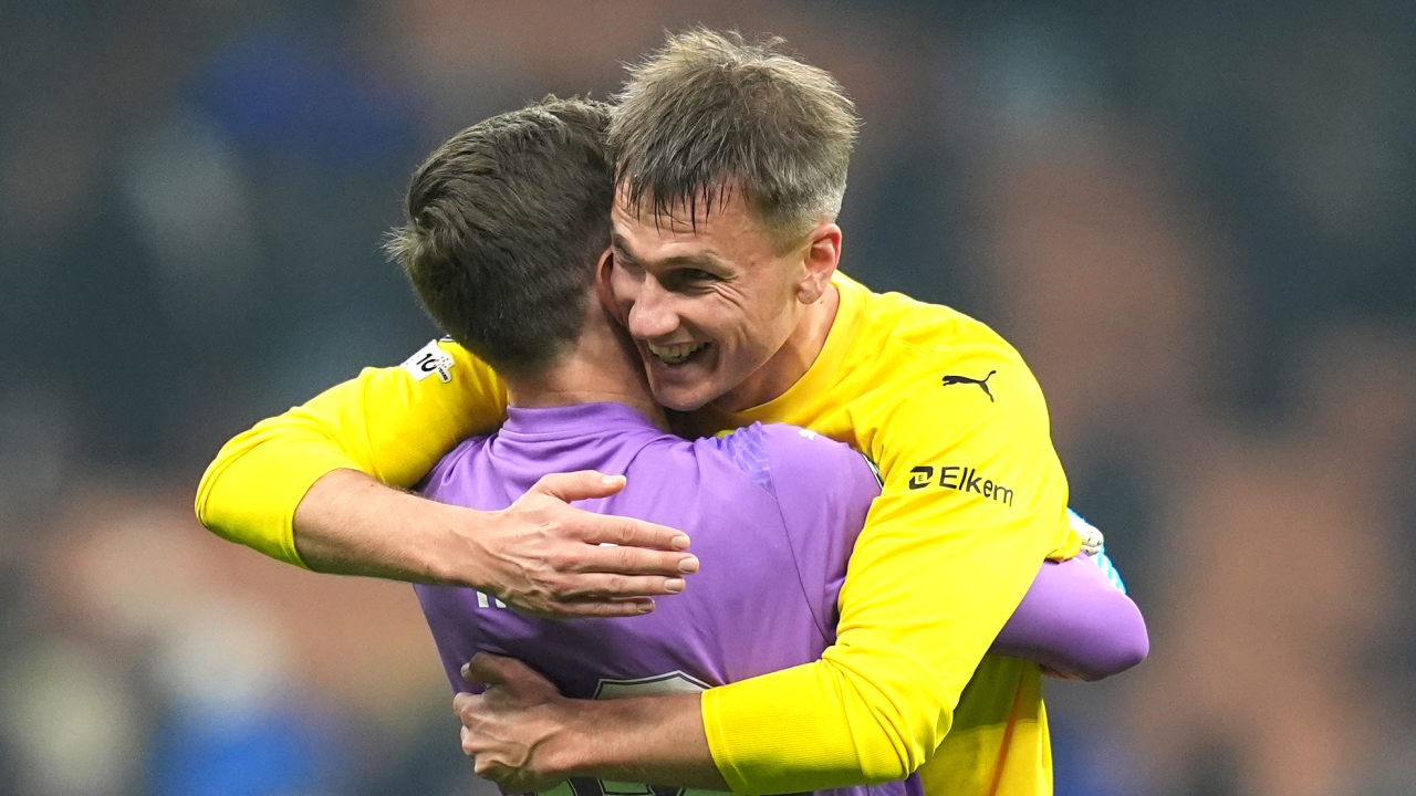 Odin Bjortuft abraça companheiro de equipa após o final do jogo