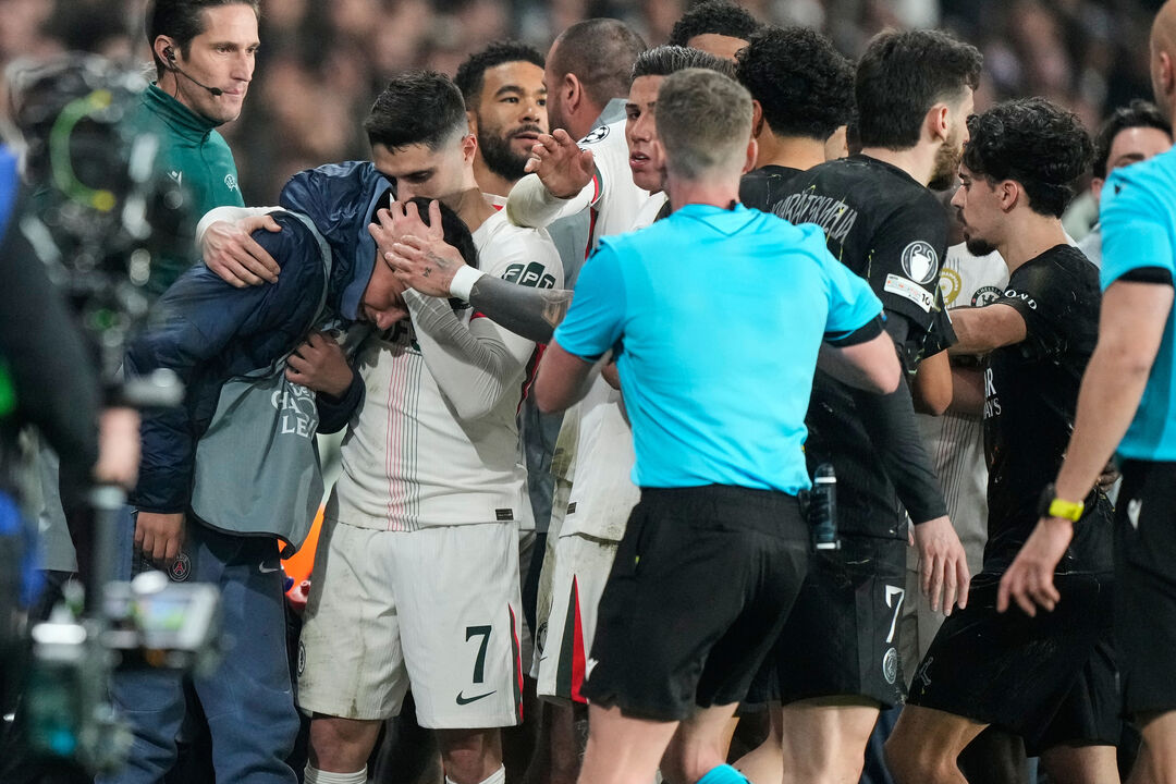 Pedro Neto pede desculpa a apanha-bolas