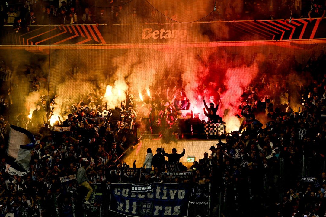 Super Dragões nas bancadas em Estugarda