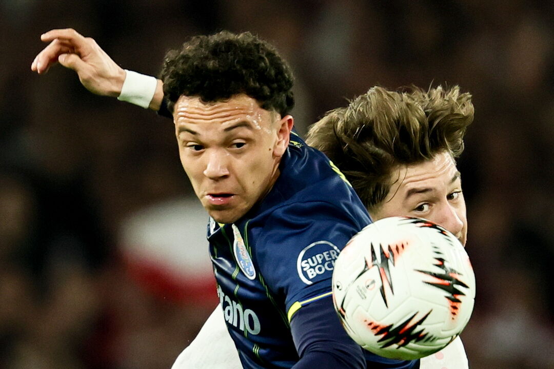 Pepê no jogo com o Estugarda