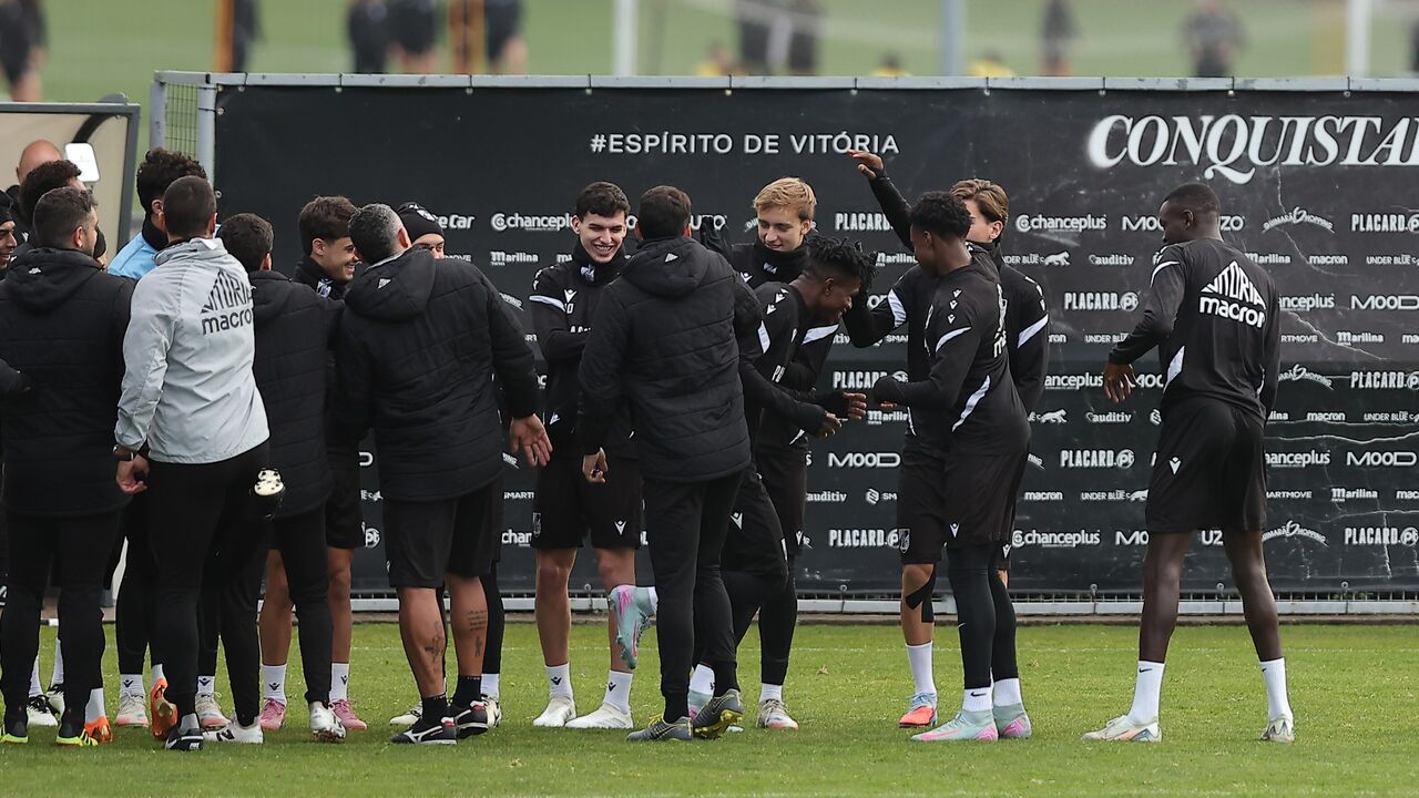Jogadores do V. Guimarães juntos em campo com espírito de vitória