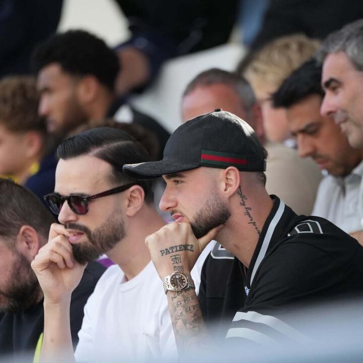 Espectadores atentos acompanham o evento