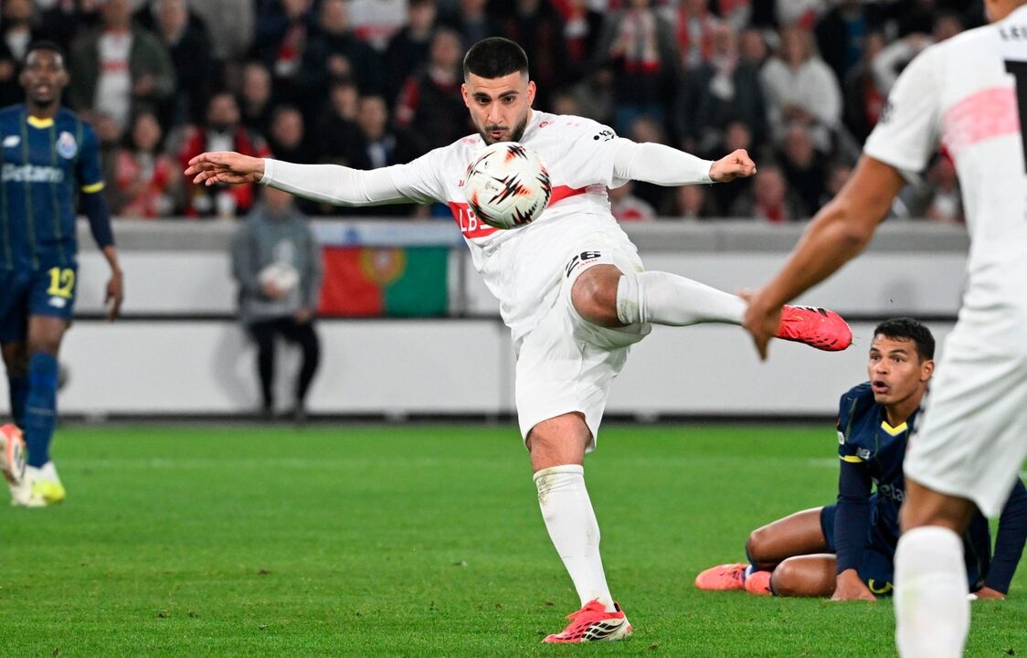 Deniz Undav marca contra o FC Porto na Liga Europa, captado num momento de ação