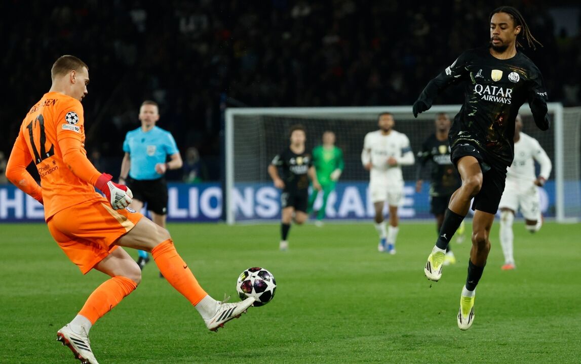 Liam Rosenior elogia guarda-redes do Chelsea, Robert Sanchez e Filip Jorgensen