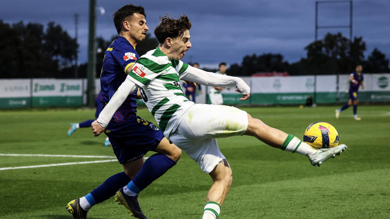 Os jogadores de Sporting B e Chaves em ação