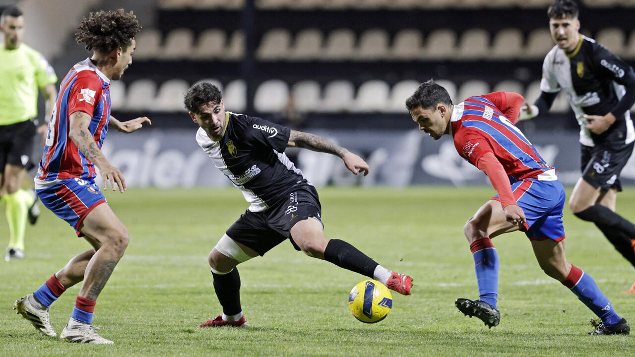 Os jogadores de Farense e Felgueiras em ação