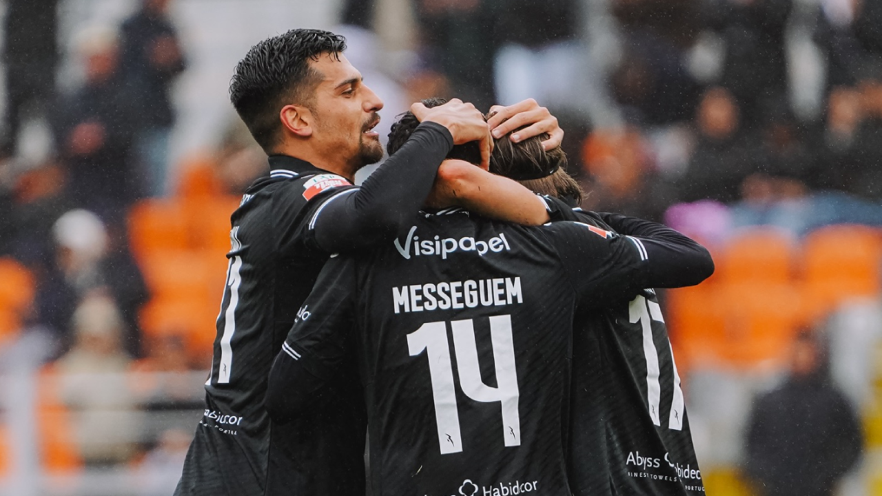 Jogadores do Ac. Viseu festejam triunfo sobre o Leixões