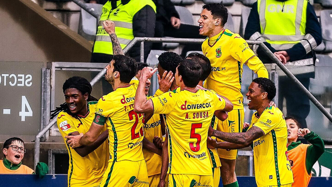 Jogadores do Paços de Ferreira a celebrar