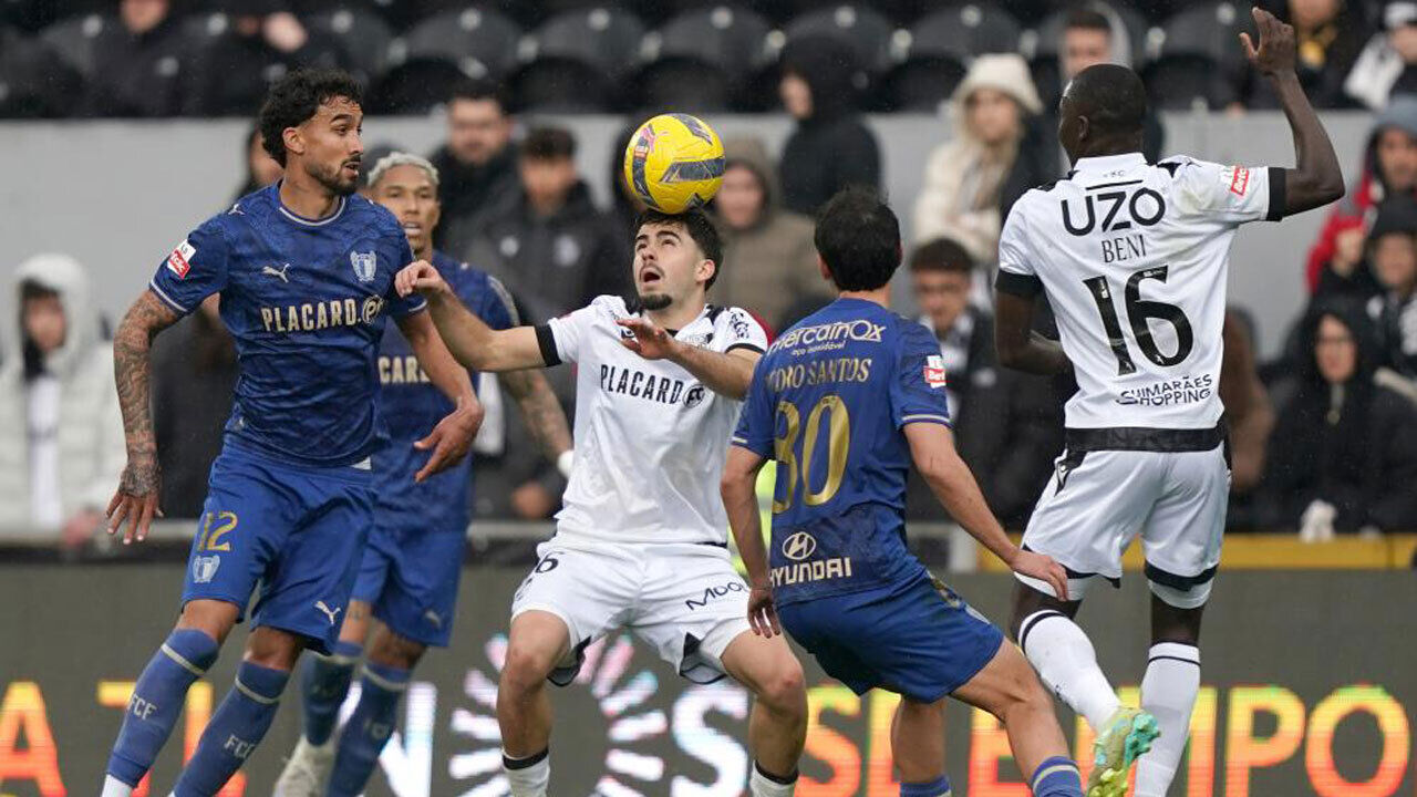Os jogadores em ação durante o V. Guimarães-Famalicão