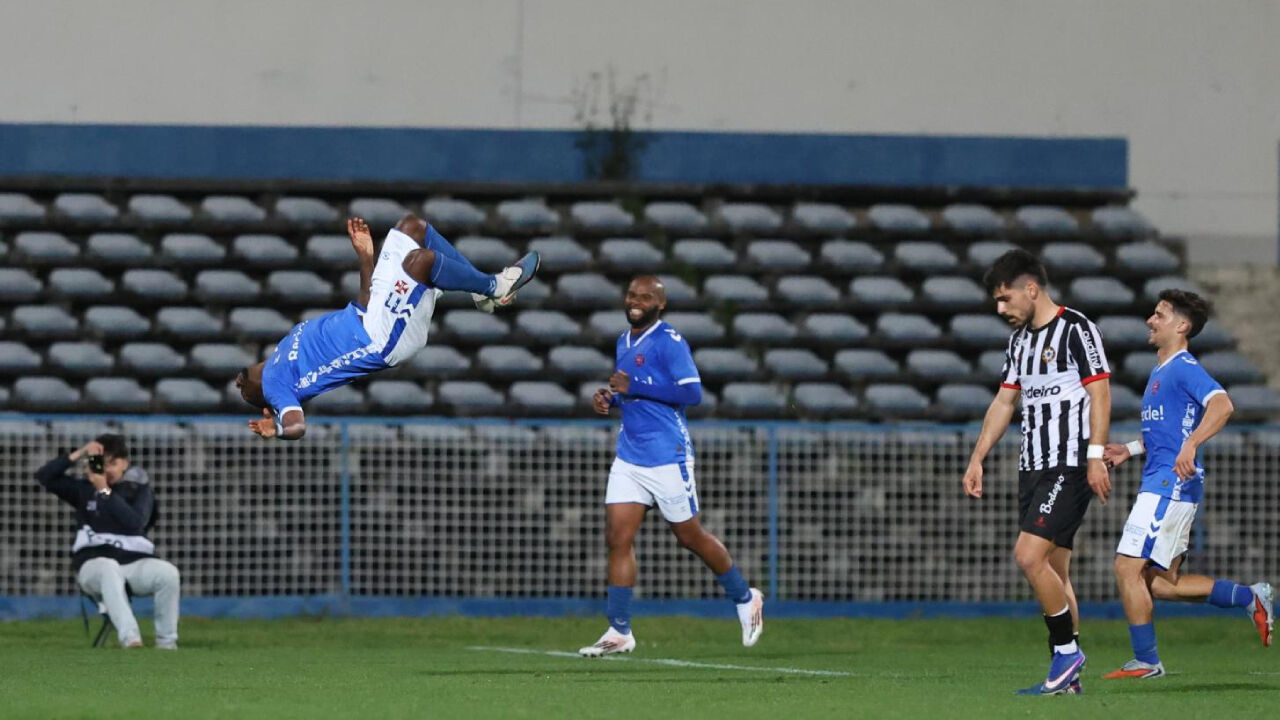 Dudá com festejo acrobático após marcar o 2-1