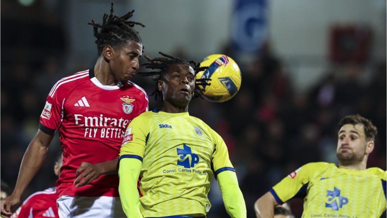 Leandro Barreiro cabeceia a bola