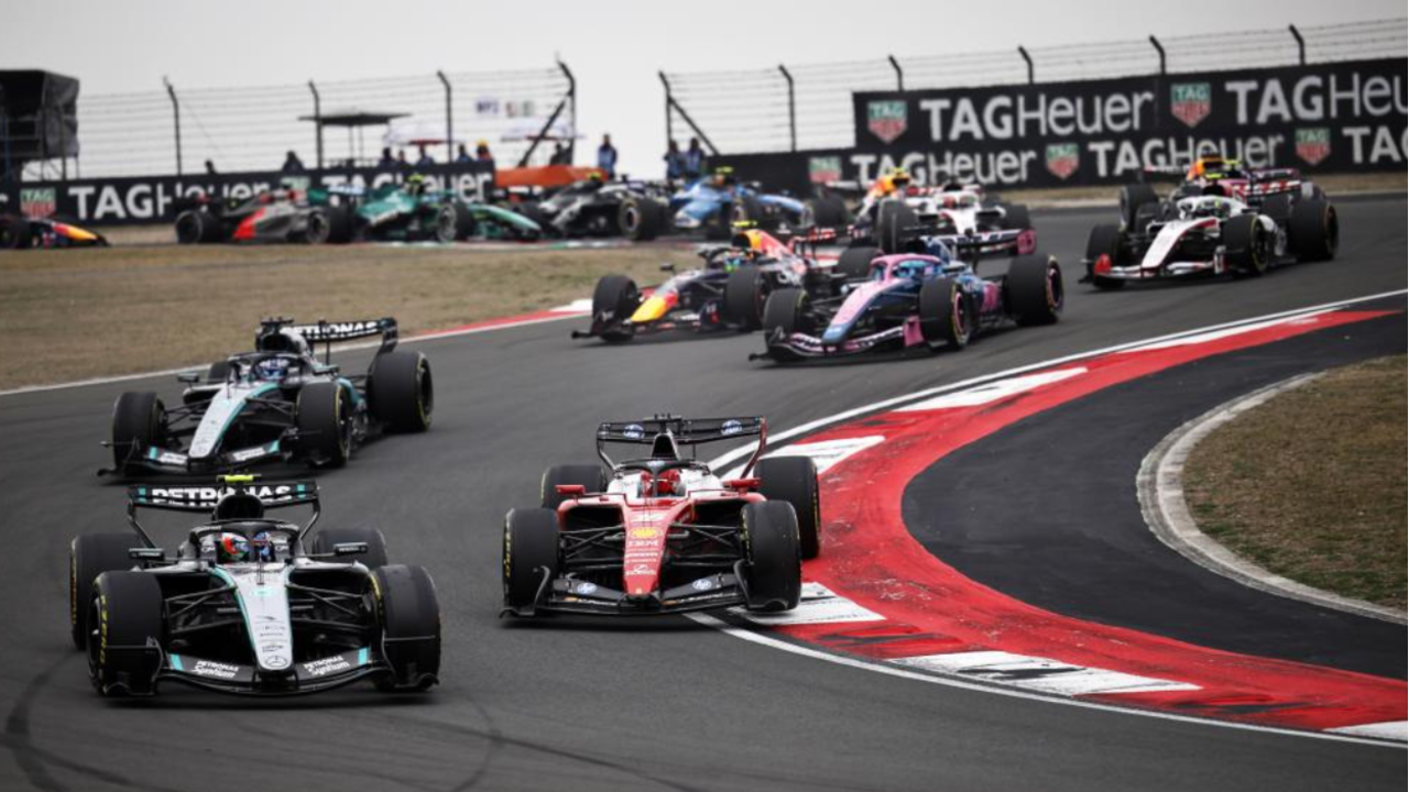 Pilotos em ação durante o GP da China 2026