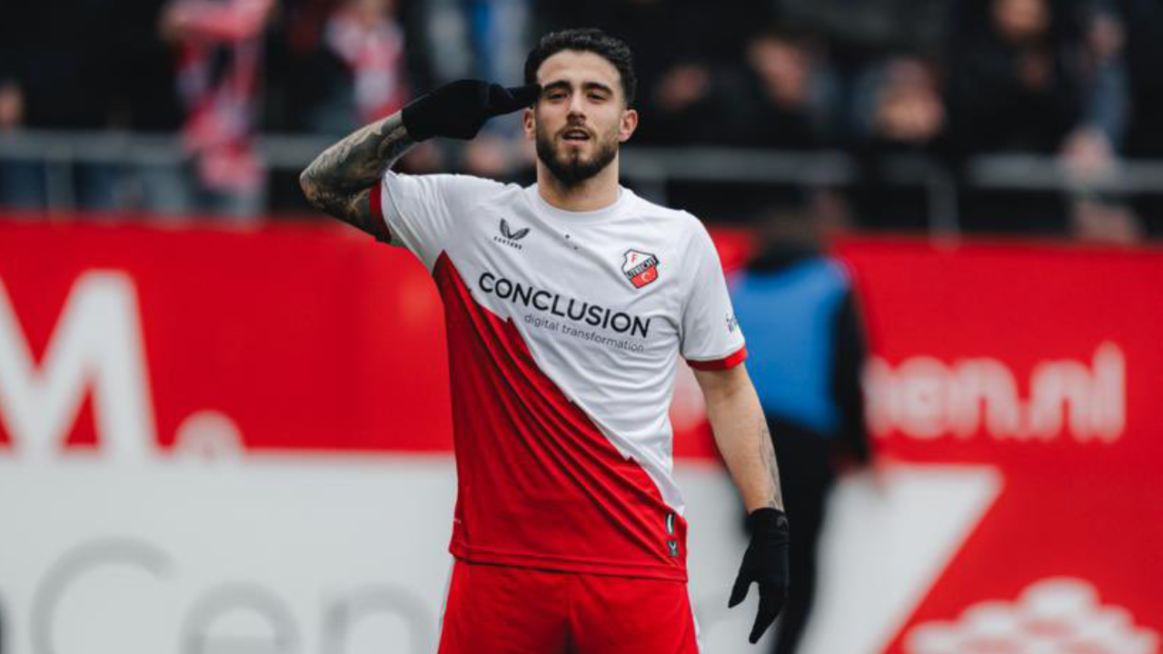 Ángel Alarcón celebra golo com a camisola do Utrecht