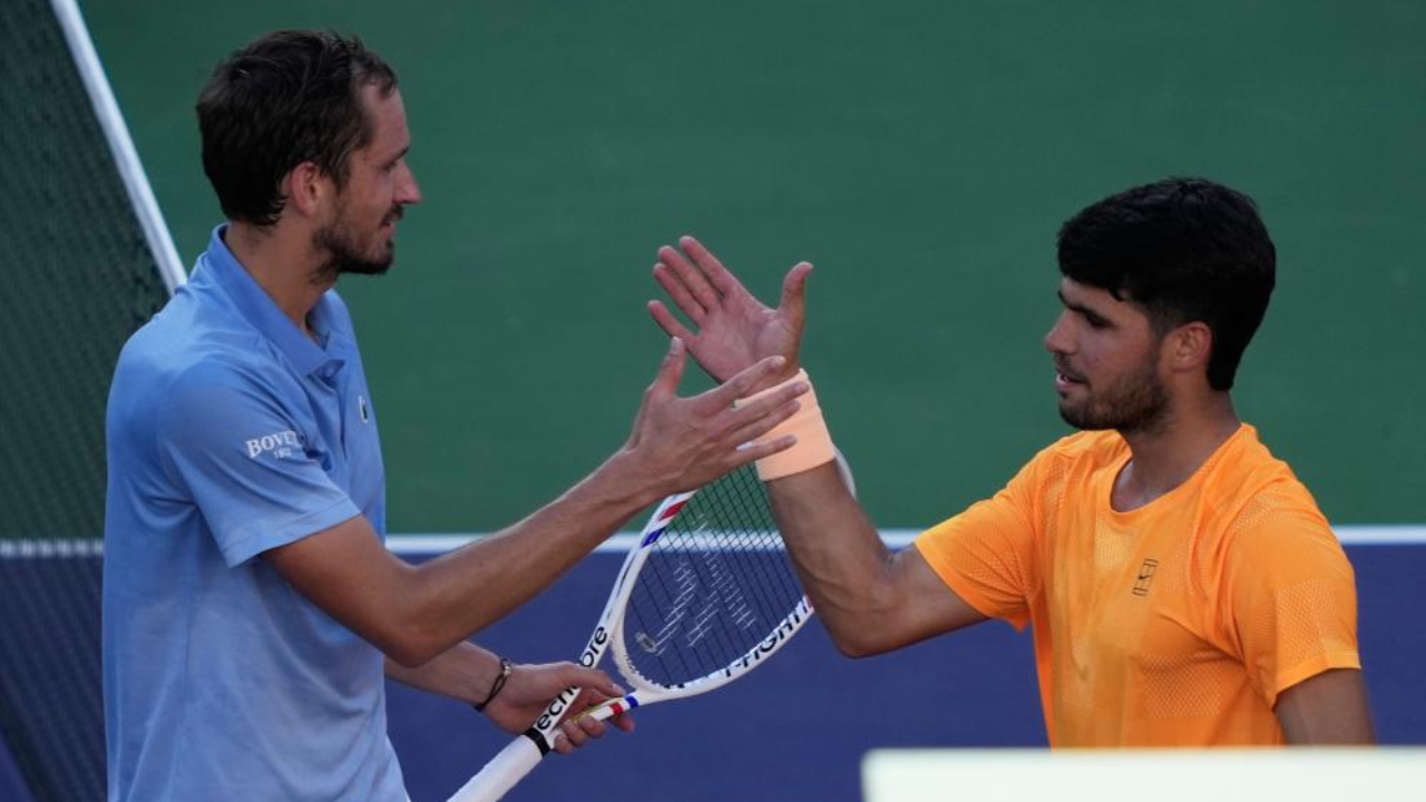 Daniil Medvedev cumprimenta Carlos Alcaraz após encontro nas meias-finais de Indian Wells