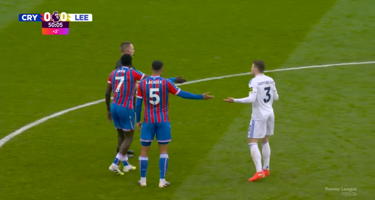 Sarr e Lacroix, dupla do Crystal Palace, avisam árbitro durante o jogo com o Leeds
