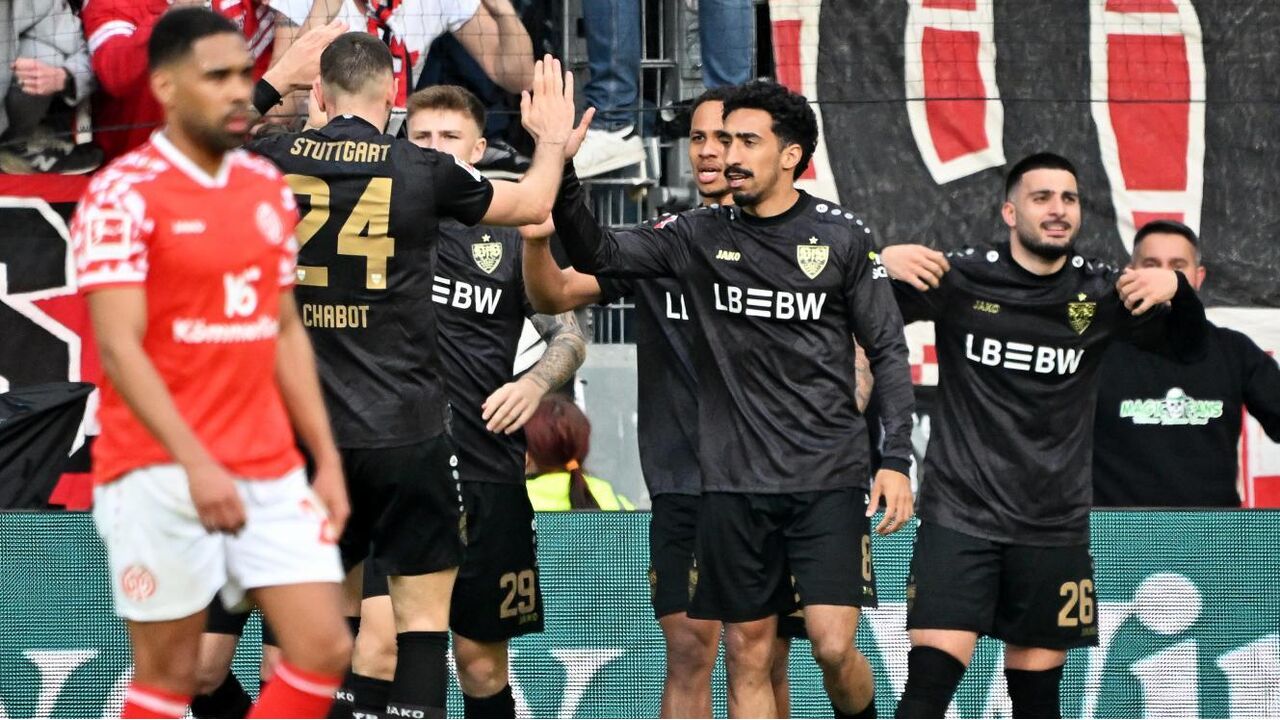Jogadores do Estugarda celebram um golo num jogo