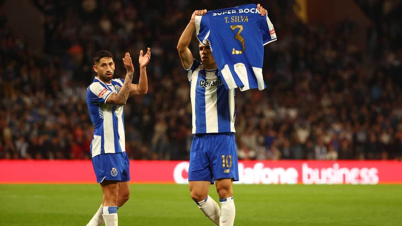 Gabri Veiga mostra camisola de Thiago Silva