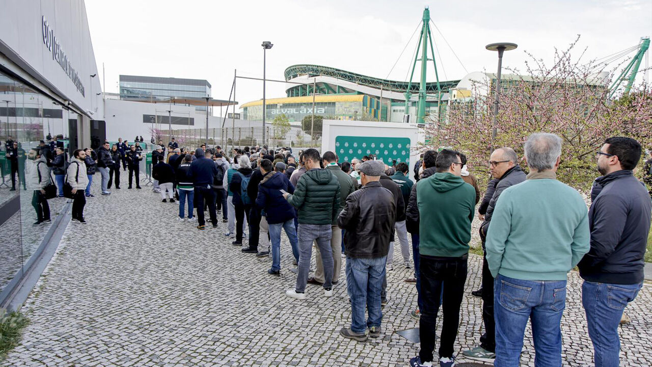 Sócios na fila para votar nas eleições do Sporting