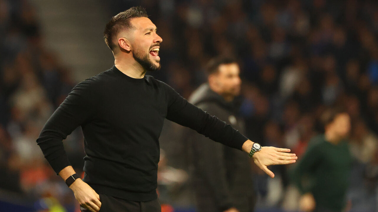 Francesco Farioli reage junto ao banco de suplentes do FC Porto