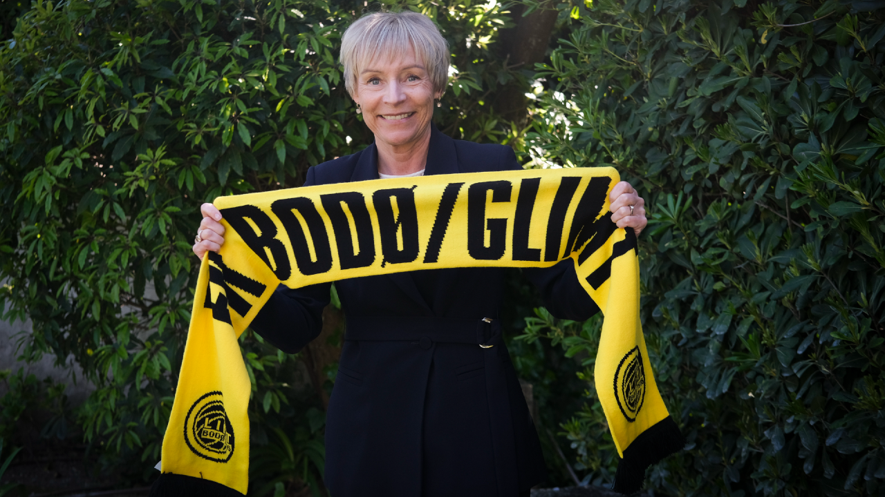 Hanne Brusletto com o cachecol do Bodo/Glimt