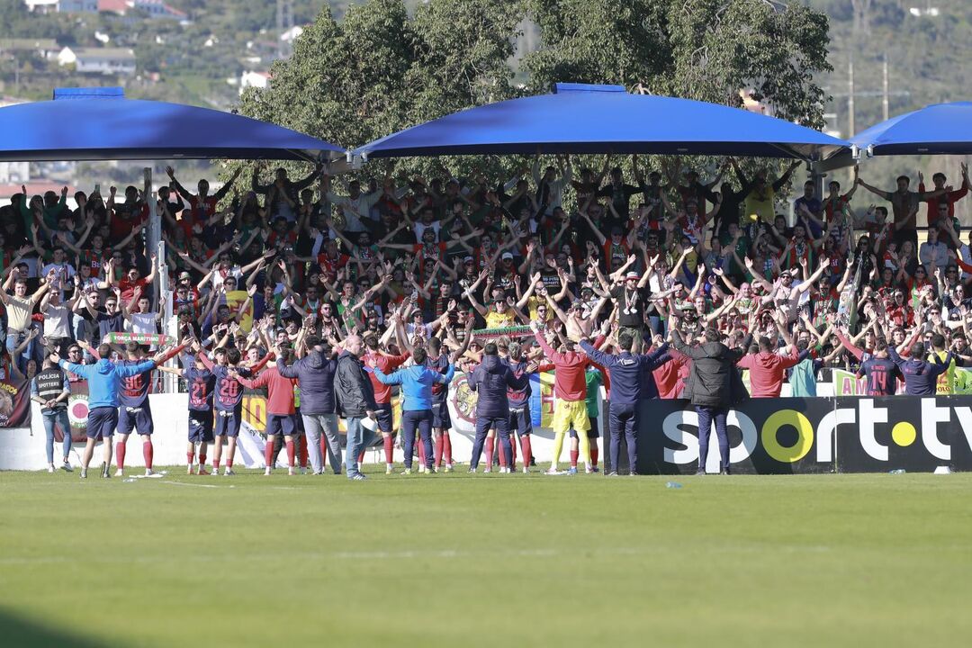 Jogadores e adeptos do Marítimo após a vitória sobre a U. Leiria