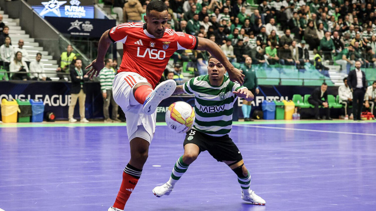 Higor de Sousa no jogo com o Sporting para a Liga dos Campeões de futsal