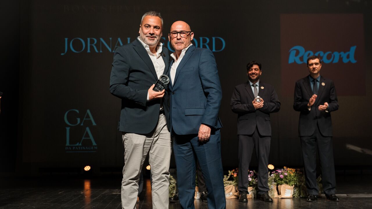 Sérgio Krithinas, diretor executivo do Record, recebe prémio de Luís Sénia, presidente da FPP