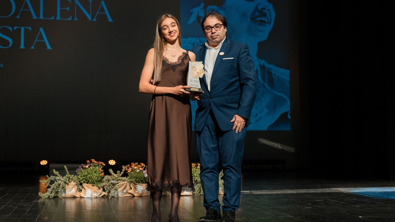 Madalena Costa recebe prémio de atleta feminina de patinagem