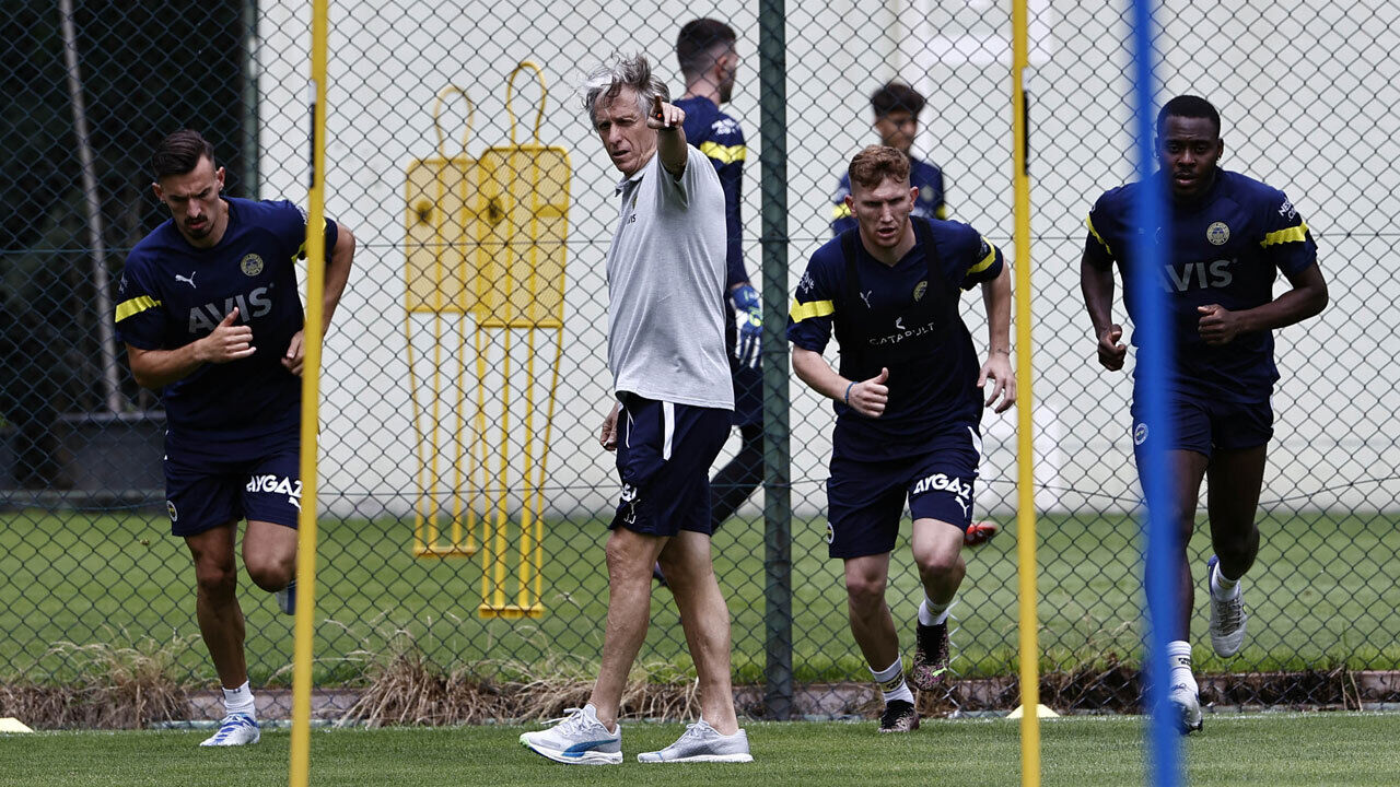 Jorge Jesus a orientar treino do Fenerbahçe
