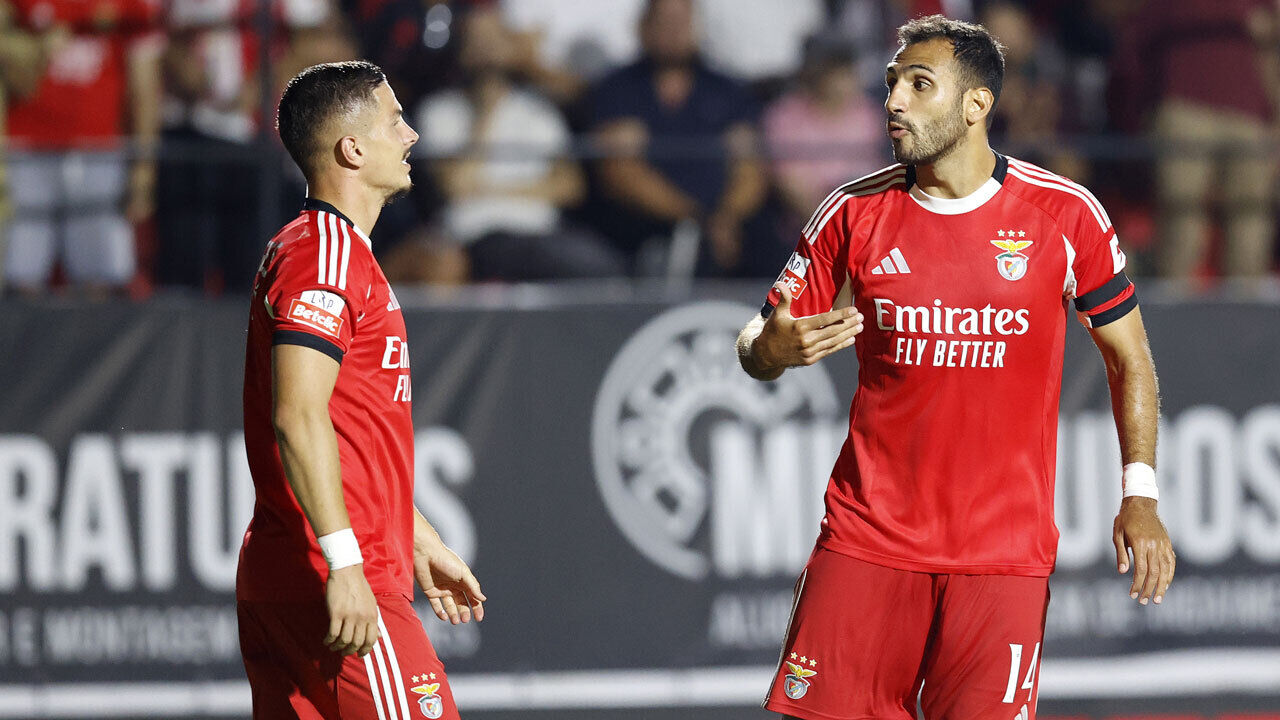 Pavlidis e Ivanovic em ação frente ao Estrela da Amadora