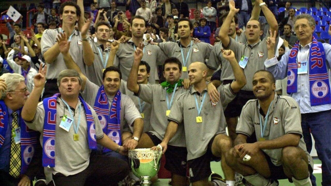 Há 25 anos, Sp. Espinho venceu a Top Teams Cup, um feito único no voleibol português