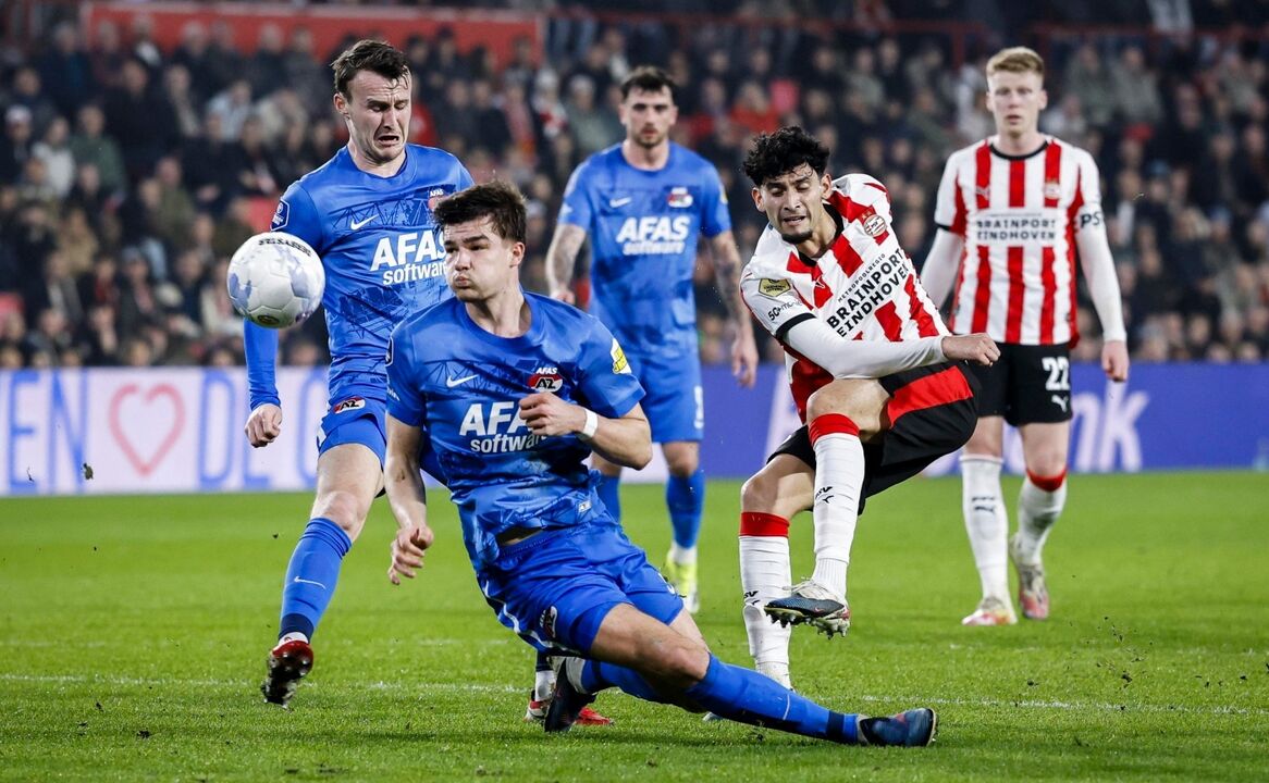 Ricardo Pepi, do PSV, disputa lance no jogo