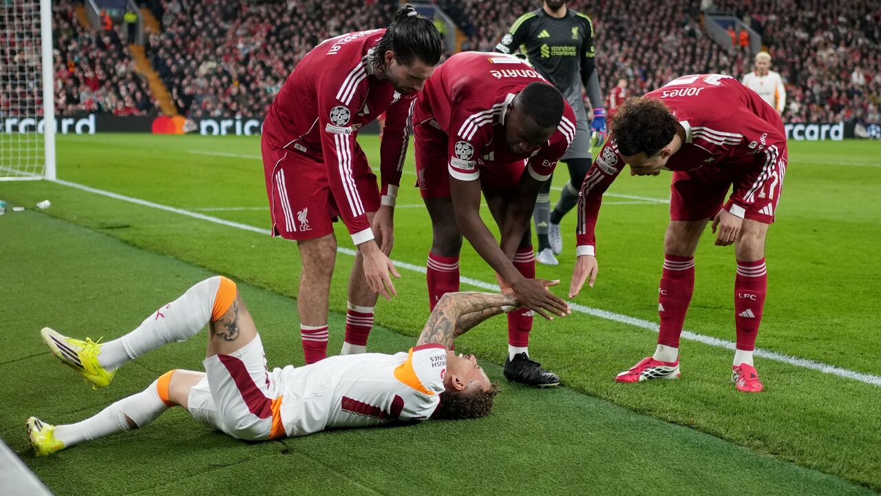 Noa Lang cortou um dedo no jogo contra o Liverpool