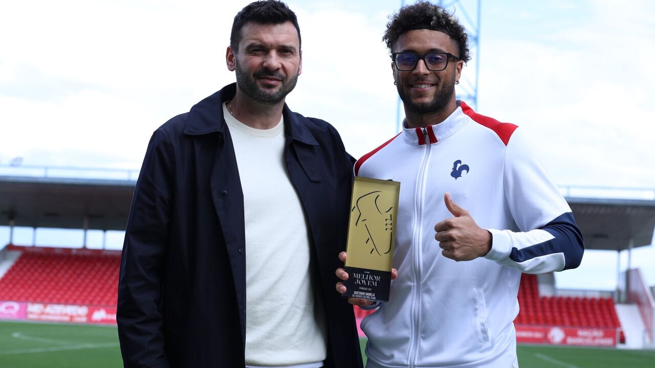 Gustavo Varela recebe prémio de jovem do mês do Sindicato na 1ª Liga